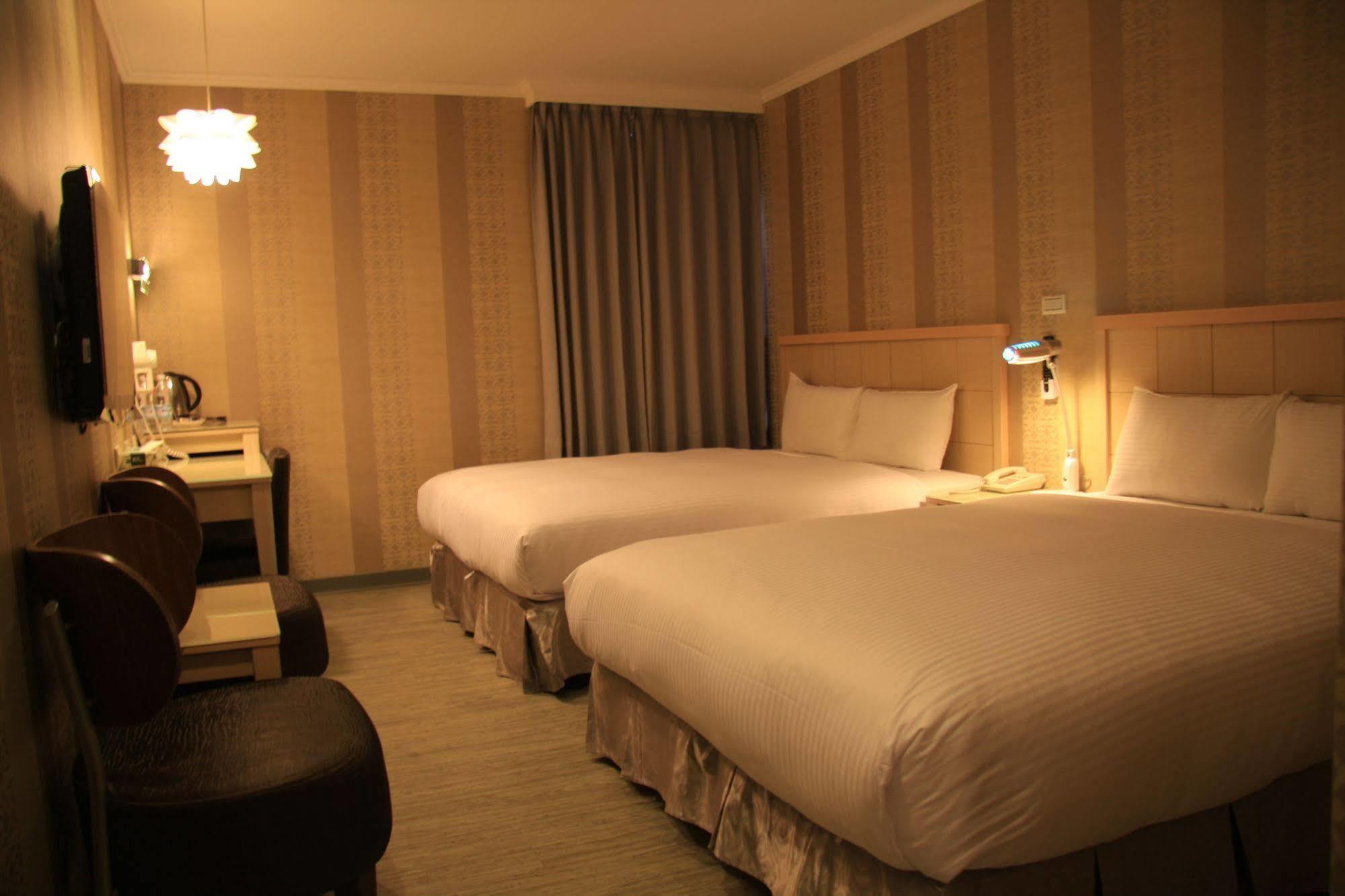 Just Enjoy Business Hotel Tainan Exteriör bild