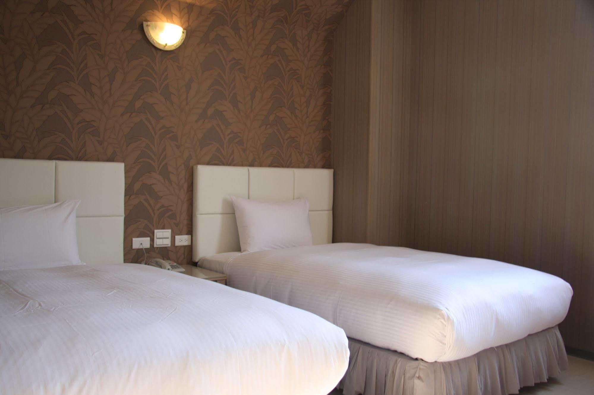 Just Enjoy Business Hotel Tainan Exteriör bild