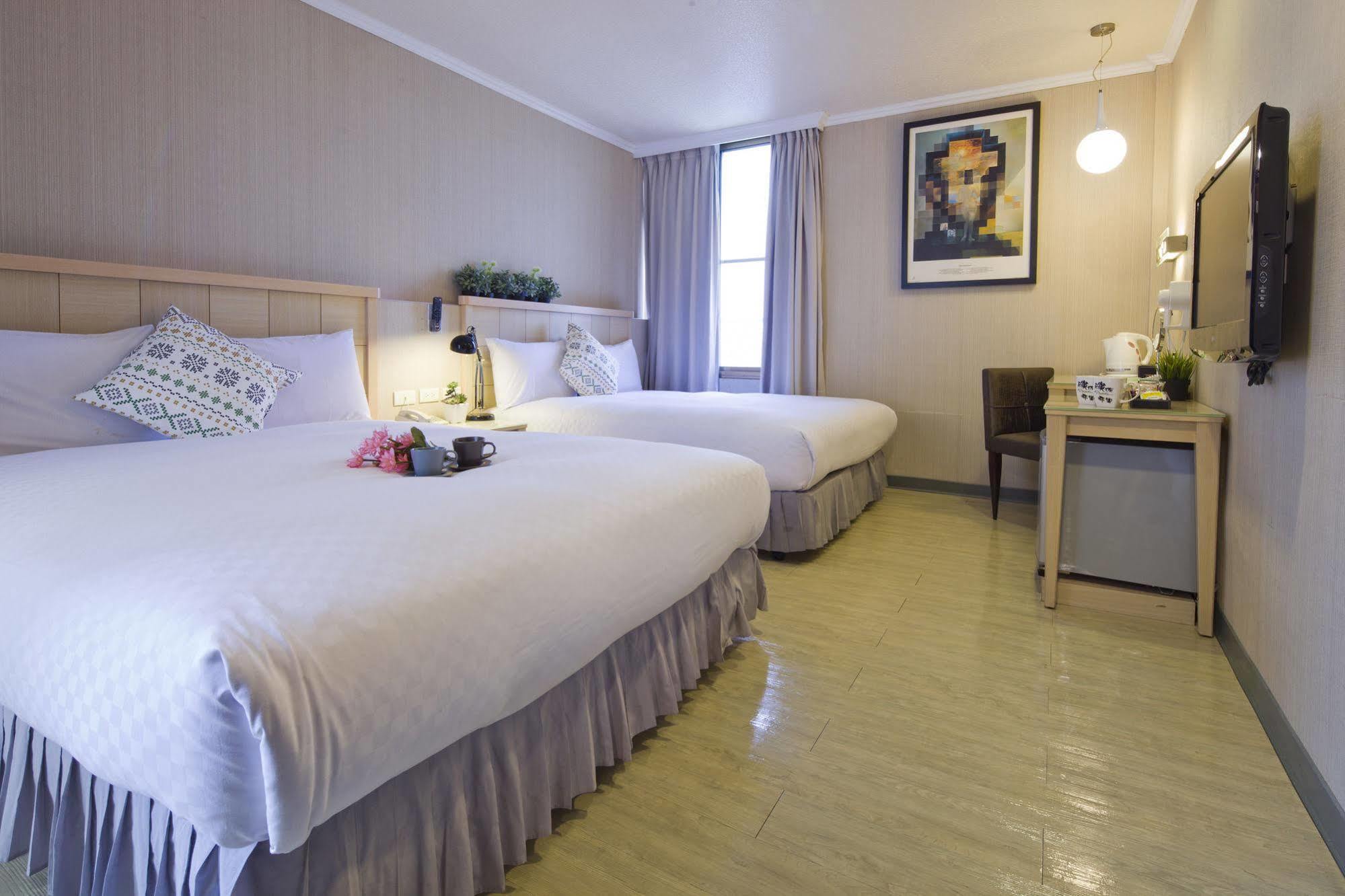 Just Enjoy Business Hotel Tainan Exteriör bild