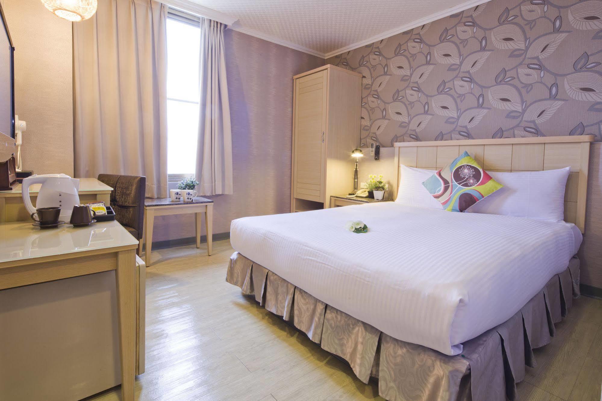 Just Enjoy Business Hotel Tainan Exteriör bild