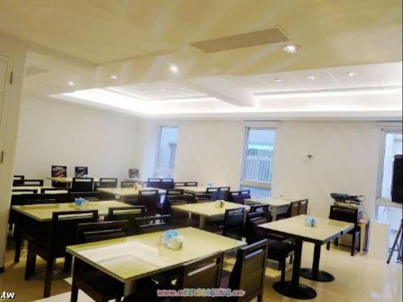 Just Enjoy Business Hotel Tainan Exteriör bild